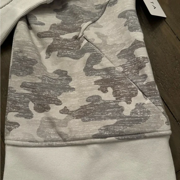 NWT Athleta Triumph Printed Hoodie - Medium - Picture 12 of 13